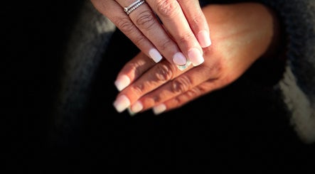 Manucure élégante à Le temps beauté, Saint-Sulpice-de-Faleyrens, FR présentant des ongles soignés.