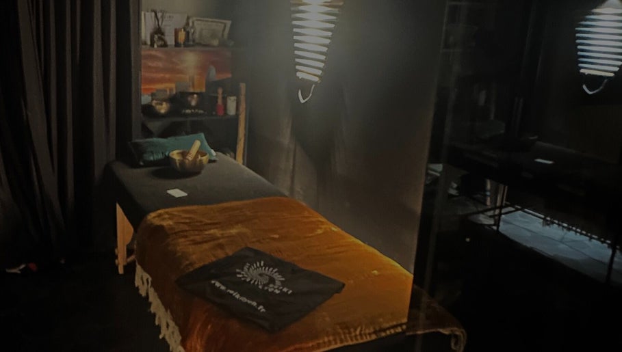 Salle de massage cosy à Sonora Experiences, Lyon, Auvergne-rhône-alpes, FR, éclairée doucement pour la détente.