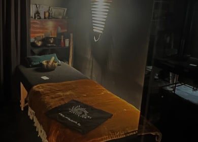 Salle de massage cosy à Sonora Experiences, Lyon, Auvergne-rhône-alpes, FR, éclairée doucement pour la détente.