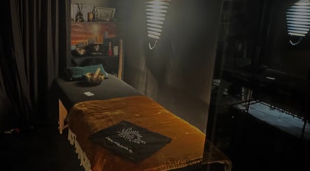 Salle de massage cosy à Sonora Experiences, Lyon, Auvergne-rhône-alpes, FR, éclairée doucement pour la détente.