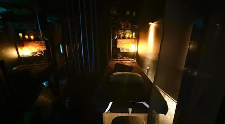 Salle de massage paisible chez Sonora Experiences, Lyon, Auvergne-rhône-alpes, FR, éclairée par une douce lumière.
