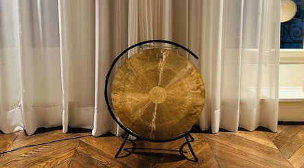 Gong doré chez Sonora Experiences, Lyon, Auvergne-rhône-alpes, FR, créant une ambiance sereine et apaisante.