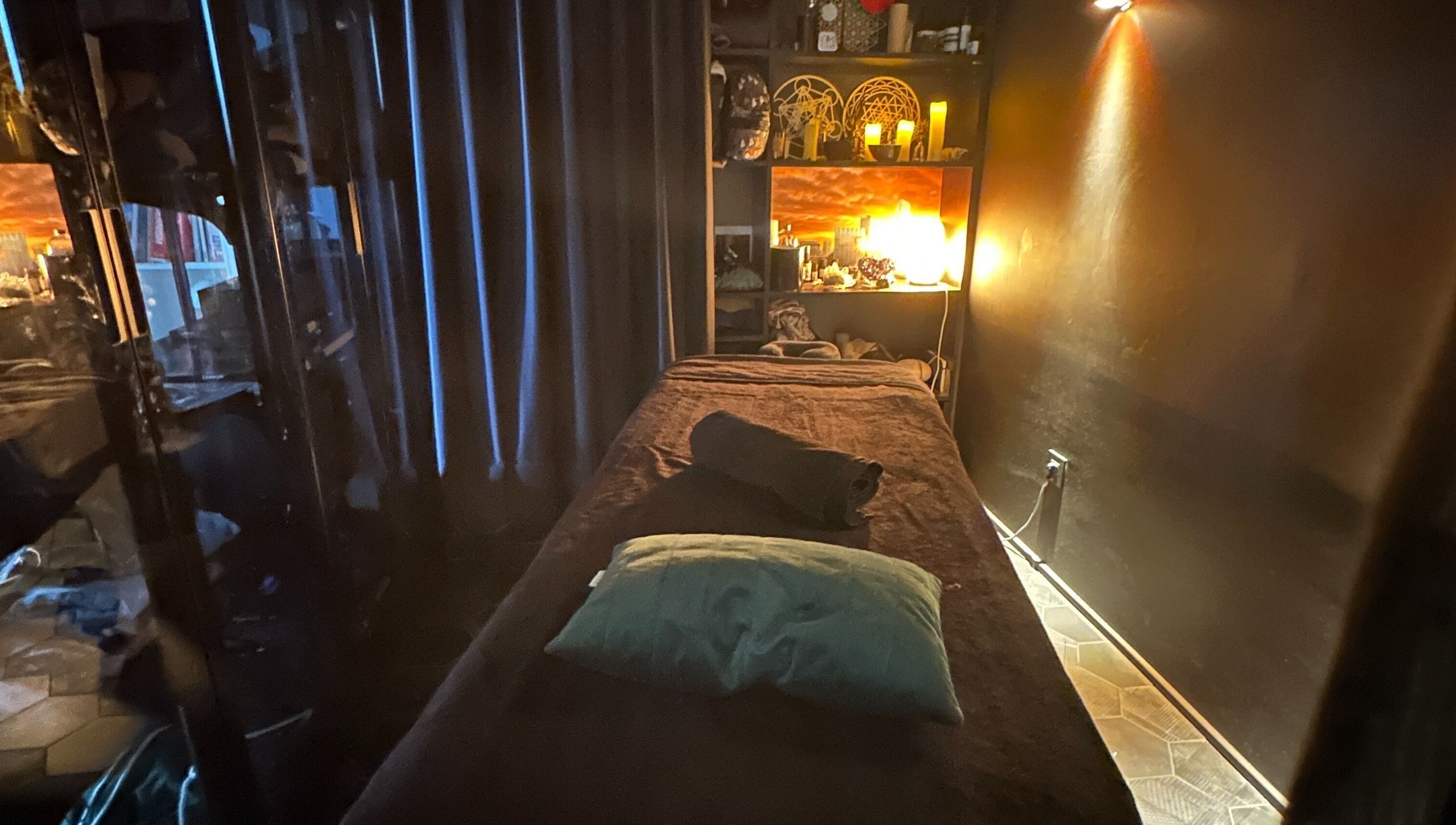 Salle de massage cosy chez Sonora Experiences, Lyon, Auvergne-rhône-alpes, FR.