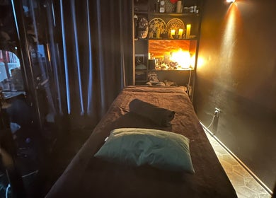 Salle de massage cosy chez Sonora Experiences, Lyon, Auvergne-rhône-alpes, FR.