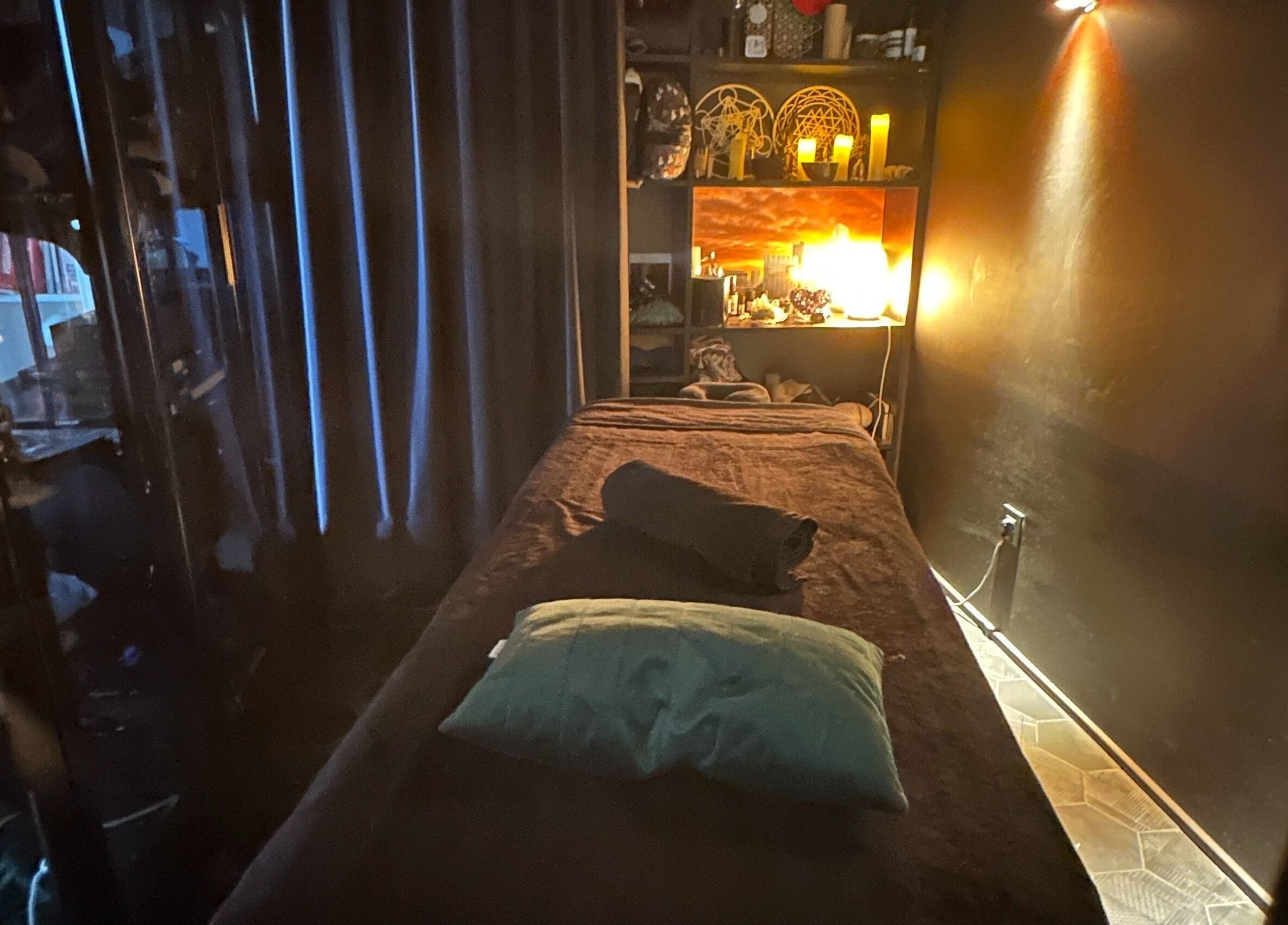 Salle de massage cosy chez Sonora Experiences, Lyon, Auvergne-rhône-alpes, FR.