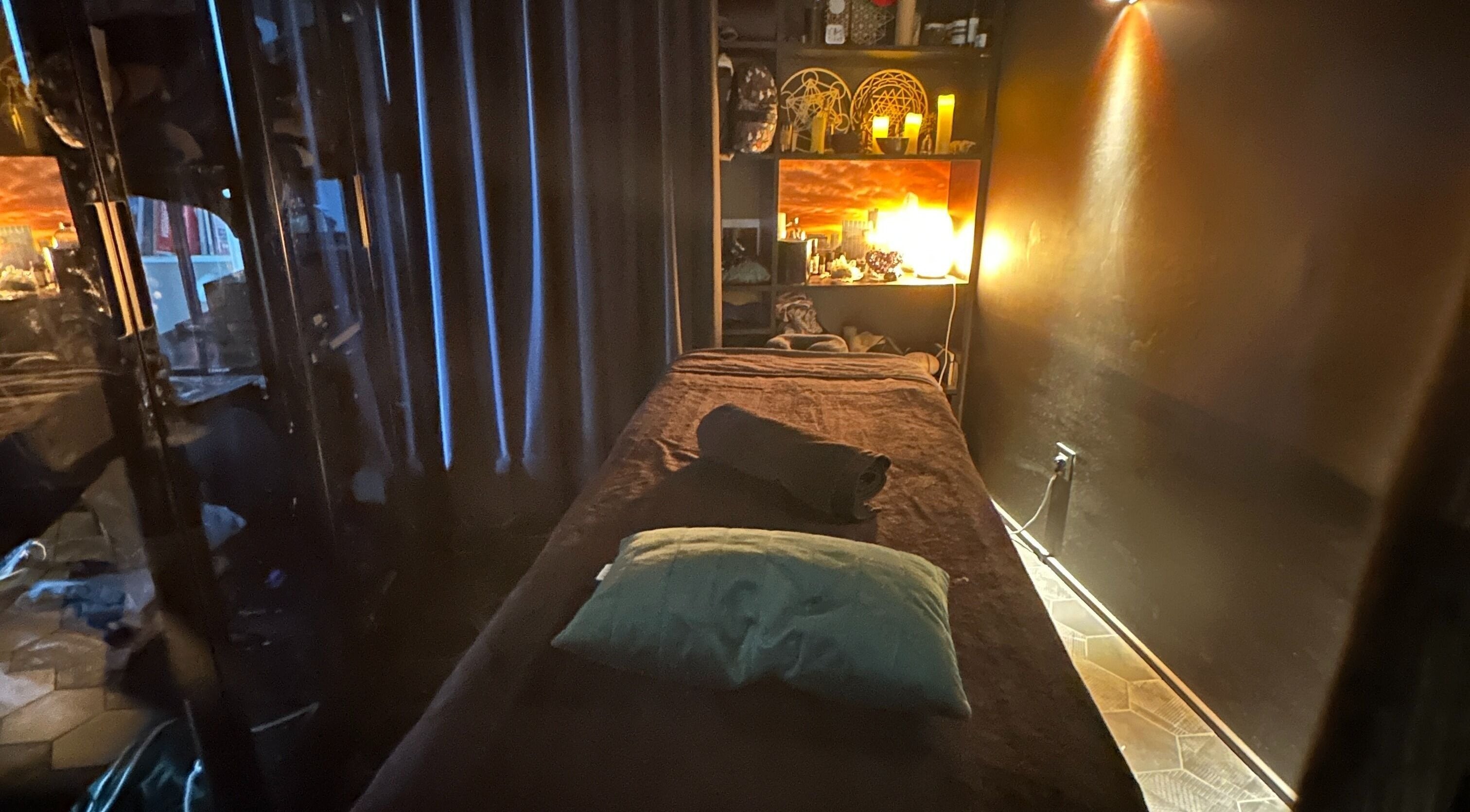 Salle de massage cosy chez Sonora Experiences, Lyon, Auvergne-rhône-alpes, FR.