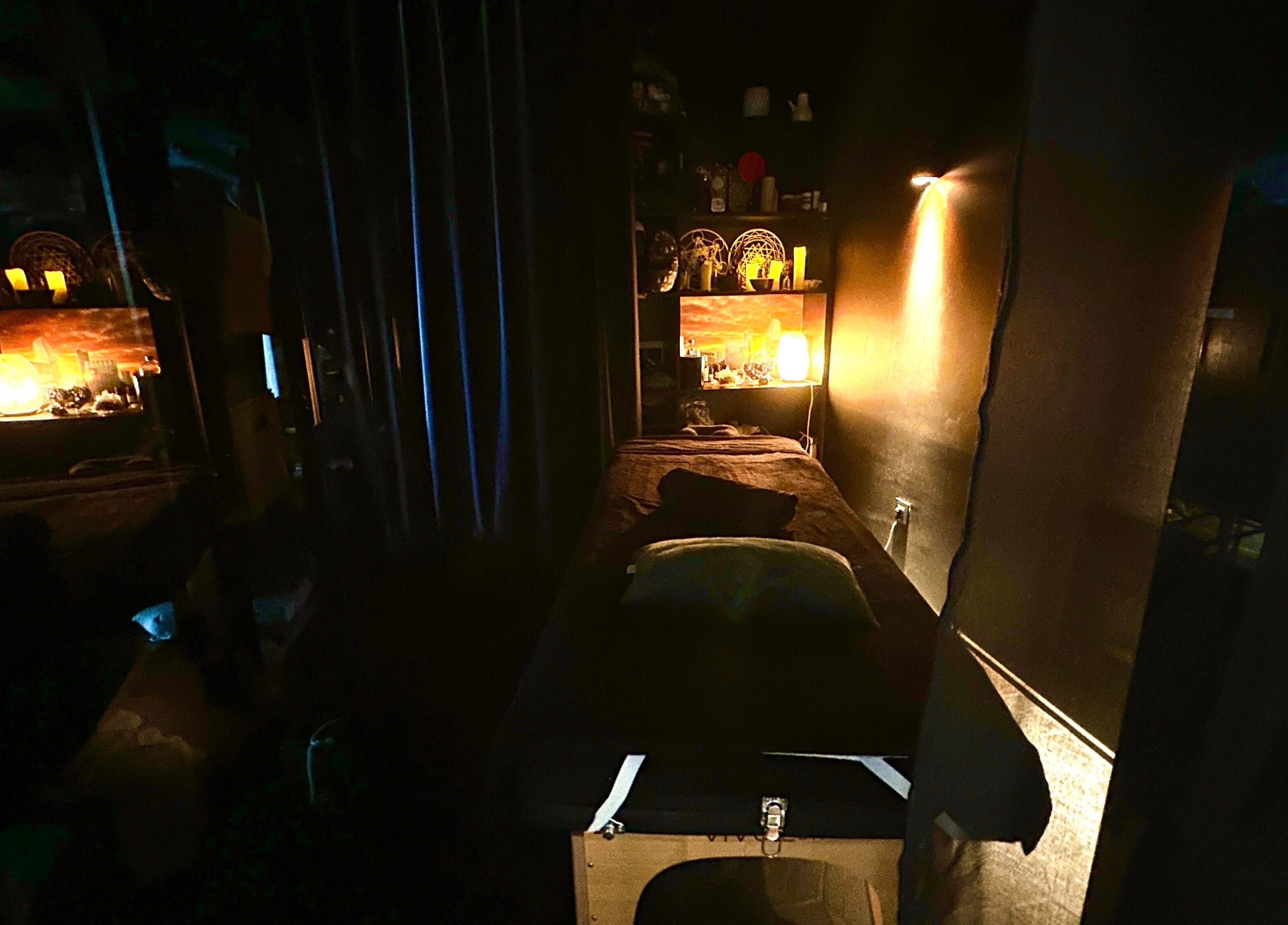 Salle de soin chaleureuse à Sonora Experiences, Lyon, Auvergne-rhône-alpes, FR, propice à la détente.