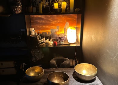 Ambiance relaxante chez Sonora Experiences, Lyon, Auvergne-rhône-alpes, FR, avec bols chantants et lumière apaisante.