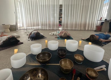 Relaxation session at Sonora Experiences à Lyon, Auvergne-rhône-alpes, FR avec bols chantants et participants allongés.