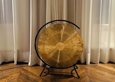 Gong doré à Sonora Experiences, Lyon, Auvergne-Rhône-Alpes, FR, ajoutant une ambiance paisible au lieu.