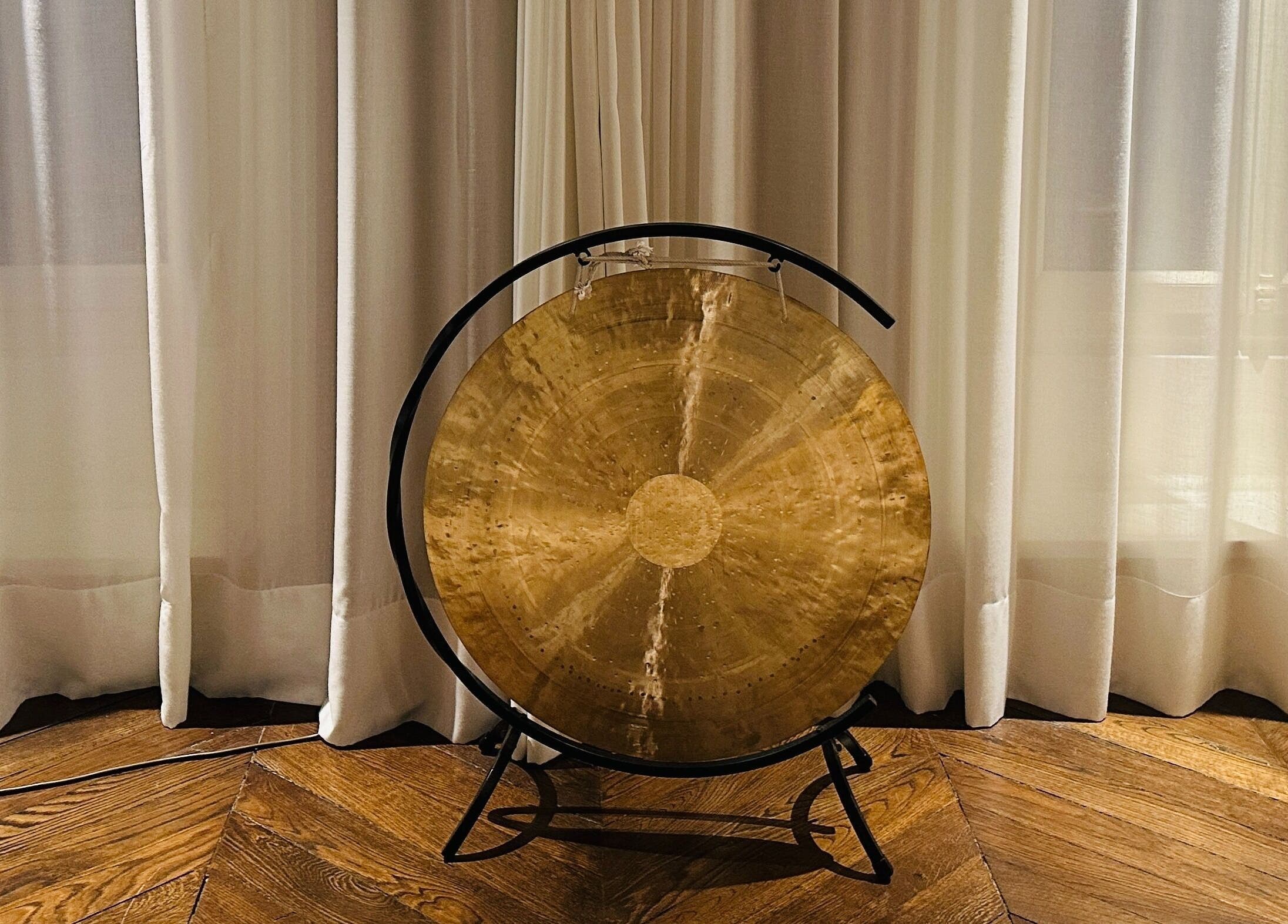 Gong doré à Sonora Experiences, Lyon, Auvergne-Rhône-Alpes, FR, ajoutant une ambiance paisible au lieu.