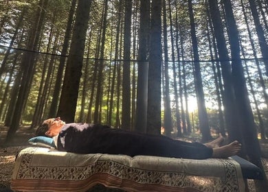 Relaxation en forêt à Sonora Experiences, Lyon, Auvergne-rhône-alpes, FR, entouré de grands arbres apaisants.