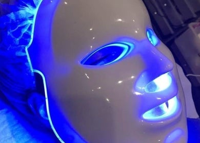 Masque facial LED bleu au Cinq Sens Beaute, Abidjan, District Autonome D'abidjan, CI.