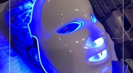 Masque facial LED bleu au Cinq Sens Beaute, Abidjan, District Autonome D'abidjan, CI.