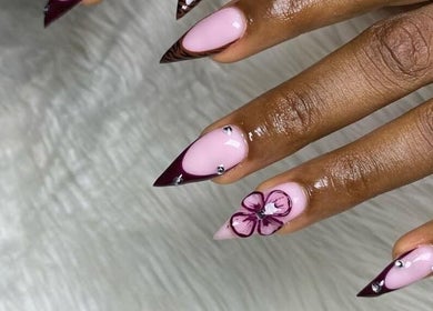 Manucure élégante avec des ongles décorés chez Cinq Sens Beaute, Abidjan, District Autonome D'abidjan, CI.