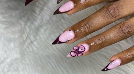 Manucure élégante avec des ongles décorés chez Cinq Sens Beaute, Abidjan, District Autonome D'abidjan, CI.