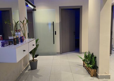 ردهة مريحة في مركز القمر للمساج الرياضي بجدة, مكة المكرمة, SA مع ديكور نباتات.