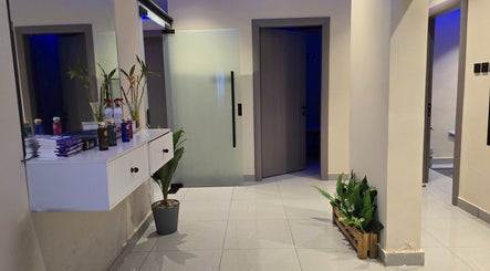ردهة مريحة في مركز القمر للمساج الرياضي بجدة, مكة المكرمة, SA مع ديكور نباتات.