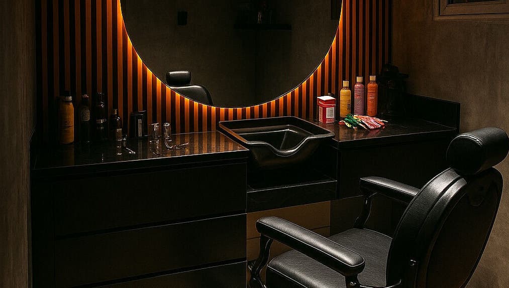 Interior sofisticado de Dany Slick Barber Studio en Mérida, Yucatán, MX. Un lugar elegante para cortes de cabello.
