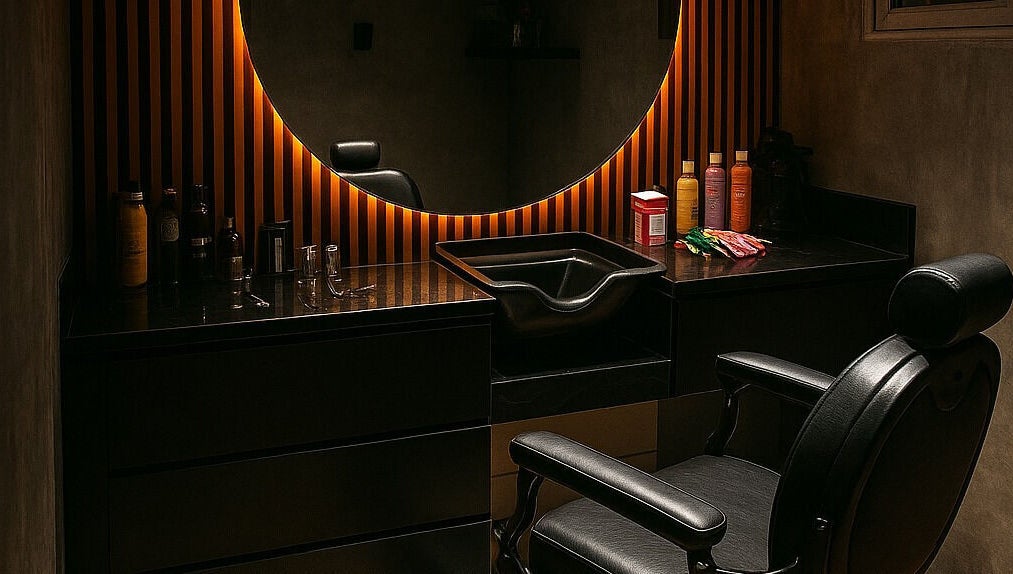 Interior sofisticado de Dany Slick Barber Studio en Mérida, Yucatán, MX. Un lugar elegante para cortes de cabello.