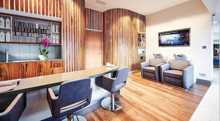 URBA SOLU LTD's stylish waiting area in London, England, GB with sleek design and plush seating.