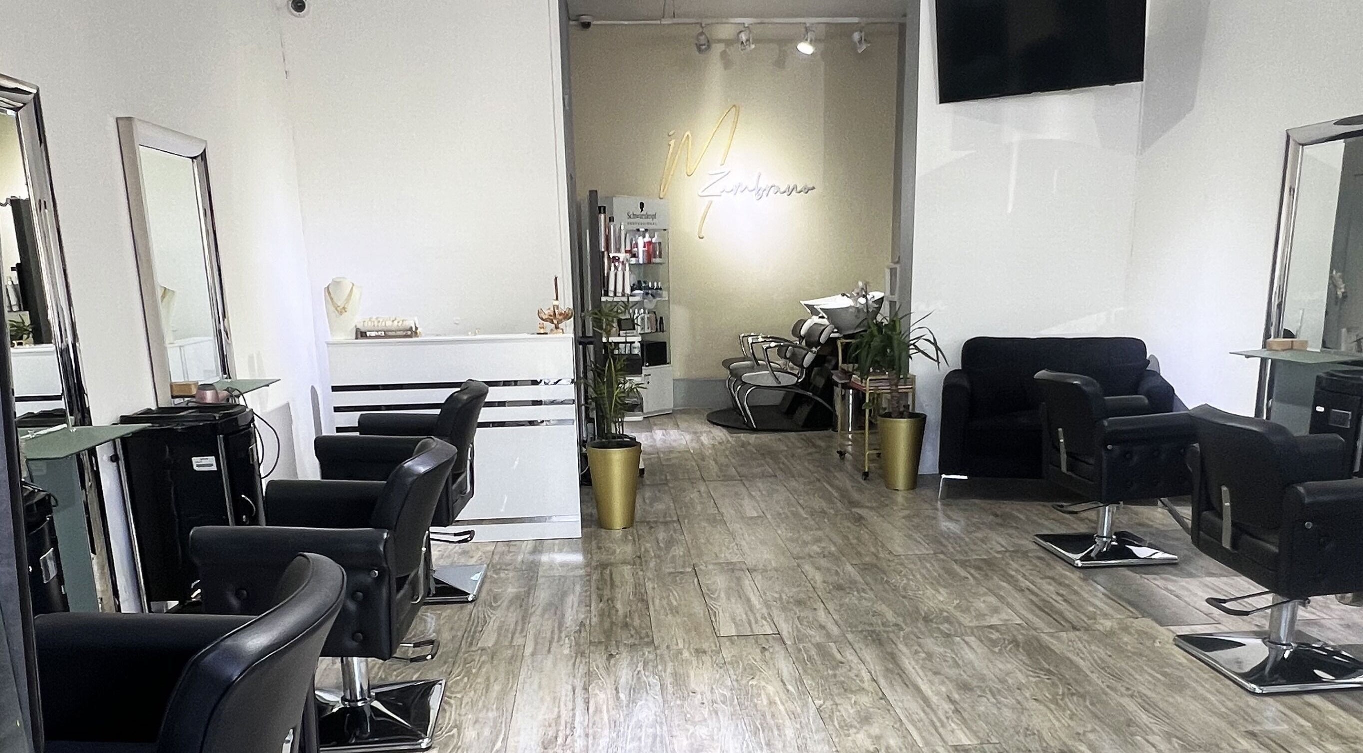 Interior del moderno salón Imar Studio en Providencia, Región Metropolitana, CL con sillas elegantes.