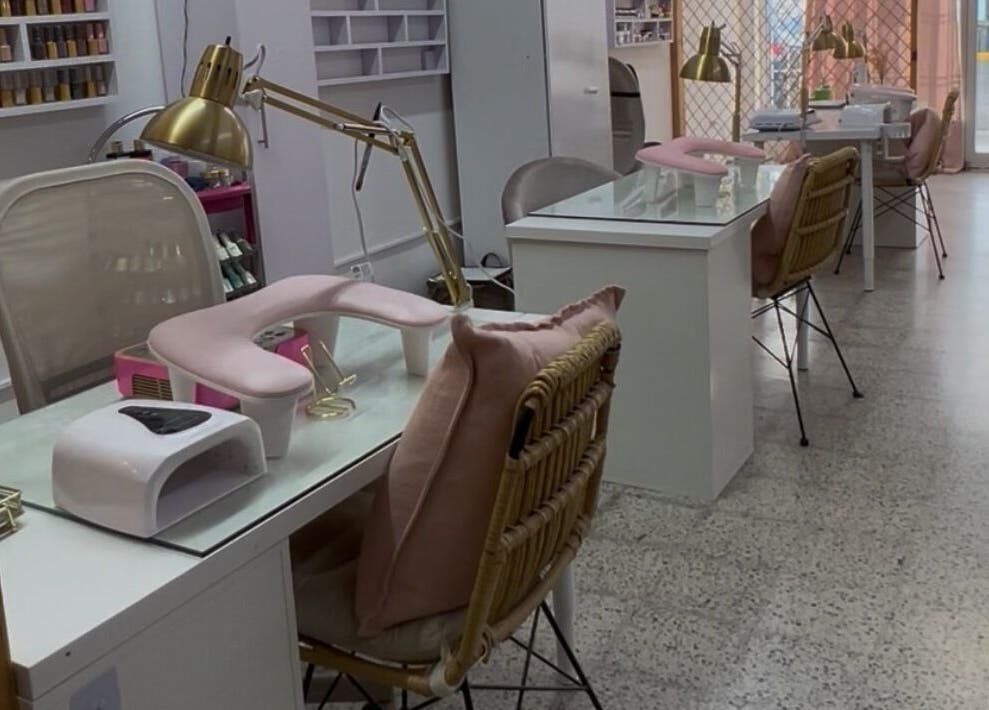 Estación de manicura en Serene Nails en Bayamón, PR, con sillas y lámparas modernas.