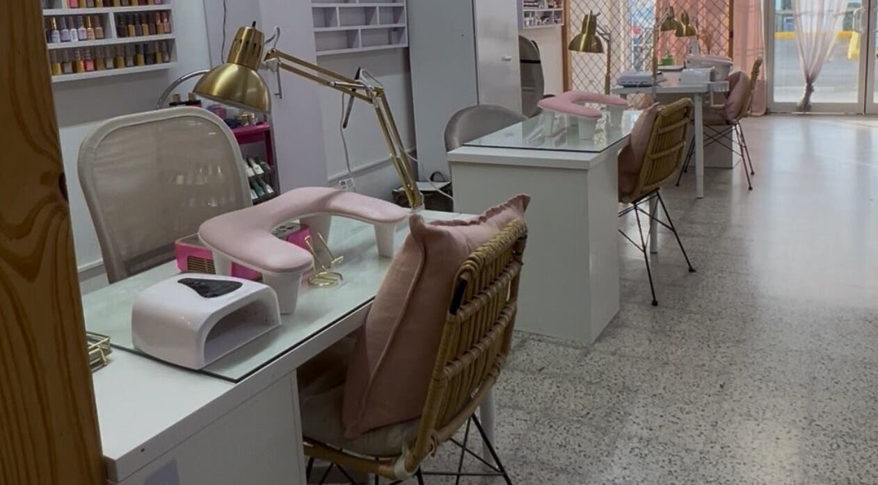 Estación de manicura en Serene Nails en Bayamón, PR, con sillas y lámparas modernas.