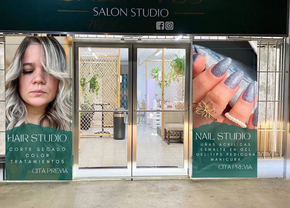Entrada de Serene Nails en Bayamón, PR con carteles de uñas y cabello moderno.
