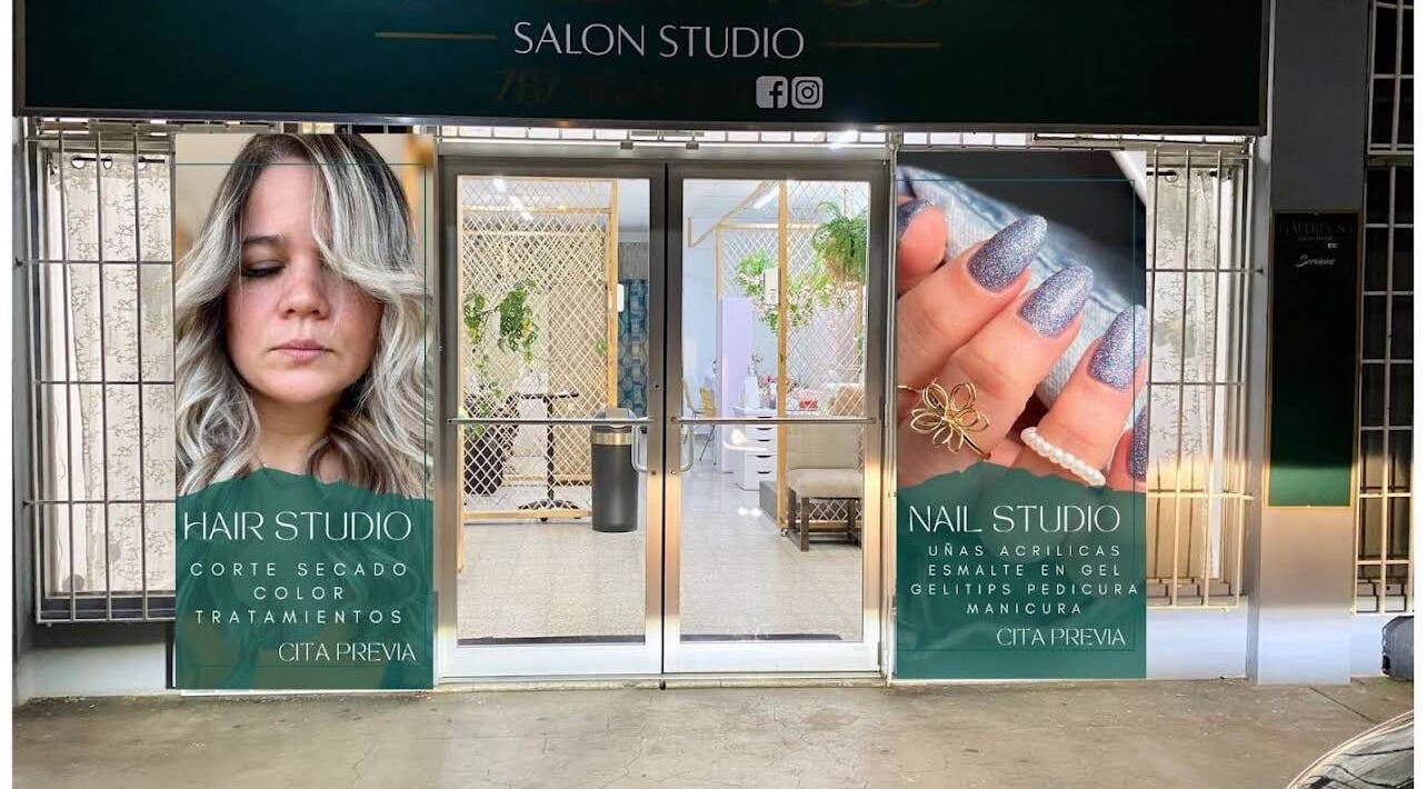 Entrada de Serene Nails en Bayamón, PR con carteles de uñas y cabello moderno.
