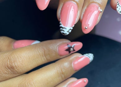 Elegant pink nail art with patterns at Monate Center spa, San Pedro Tlaquepaque, Jalisco, MX.