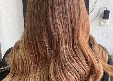 Smooth, flowing hair styled at Monate Center spa, San Pedro Tlaquepaque, Jalisco, MX.
