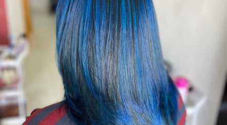 Vibrant blue hair treatment at Monate Center Spa in San Pedro Tlaquepaque, Jalisco, MX.