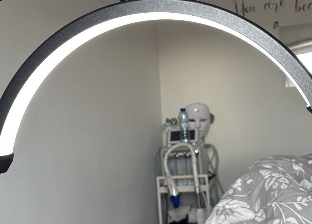 Salle de soin moderne à Cat._Beauty04, Libin, Région Wallonne, BE, mise en évidence par un éclairage LED.