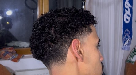 Man with curly fade hairstyle at 48 barber, Iași, Județul Iași, RO, showcasing expert styling.