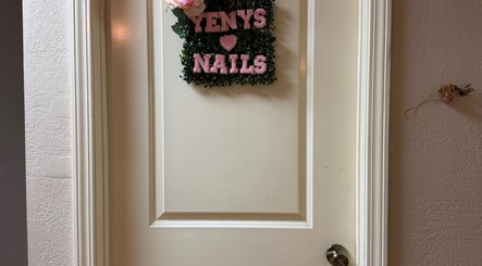 Entrada decorada de Yenys Nails en Panama City, US, con cartel verde y rosa.