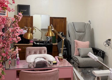 Sala de manicura en Yenys Nails, Panama City, US, con decoración floral y silla de pedicura.
