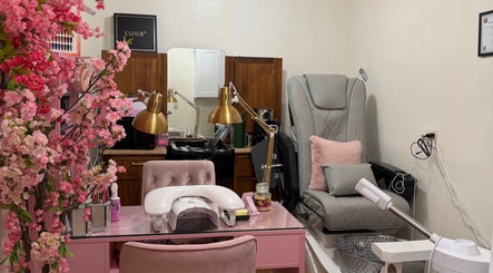Sala de manicura en Yenys Nails, Panama City, US, con decoración floral y silla de pedicura.