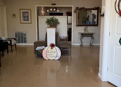 Sala de espera acogedora de Yenys Nails en Panama City, US, decorada con detalles cálidos y elegantes.