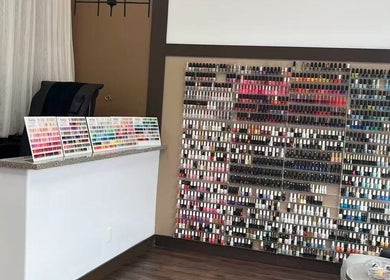 E&E Nails & Spa 在安大略省纽马克特展示丰富的指甲油选择。