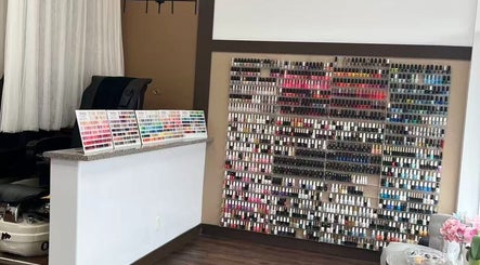 E&E Nails & Spa 在安大略省纽马克特展示丰富的指甲油选择。