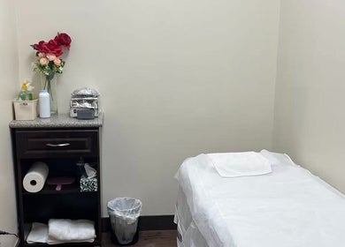 E&E Nails & Spa位于Newmarket, Ontario, CA, 舒适的护理室，装饰有花卉和现代设施。