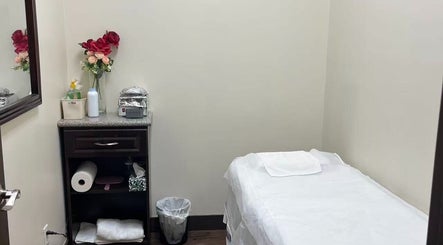 E&E Nails & Spa位于Newmarket, Ontario, CA, 舒适的护理室，装饰有花卉和现代设施。