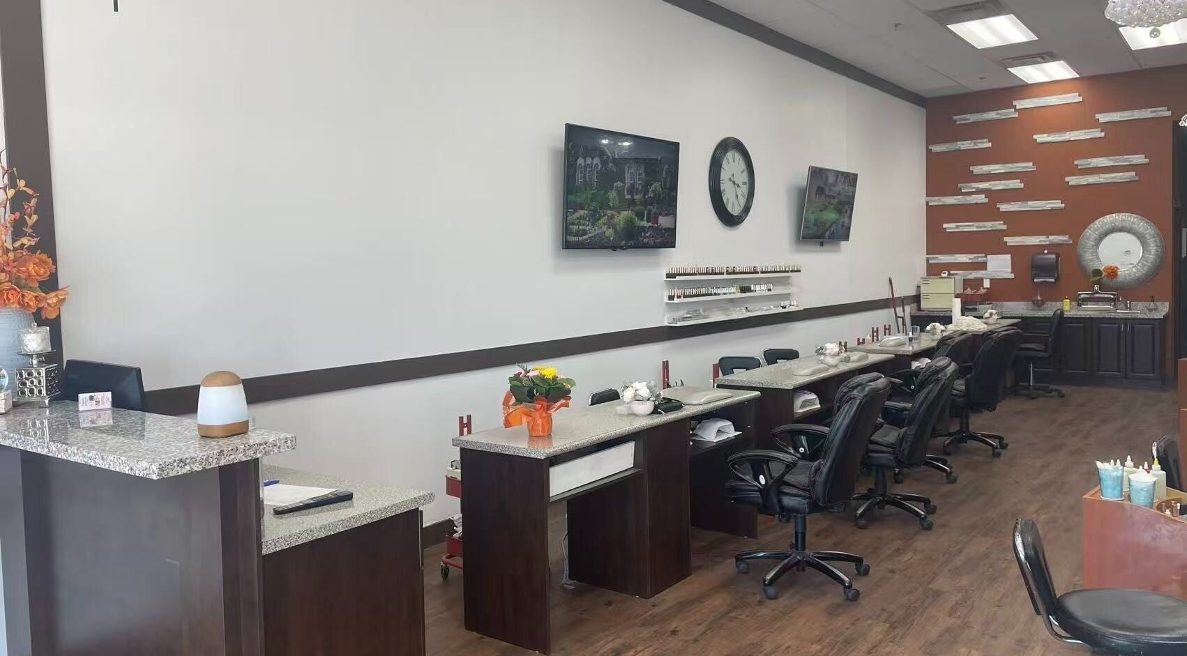 E&E Nails & Spa位于Newmarket, Ontario的时尚美甲区，提供舒适的美容服务。