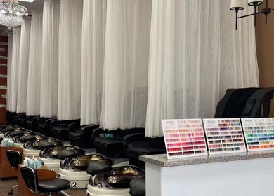 E&E Nails & Spa 在 Newmarket, Ontario, CA，提供豪华的美甲水疗环境。