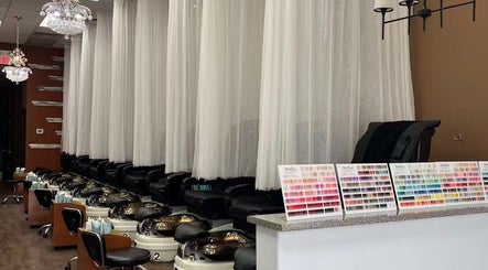 E&E Nails & Spa 在 Newmarket, Ontario, CA，提供豪华的美甲水疗环境。