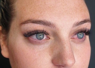 Close-up of styled lashes by Whiplash Xpress - Mobile Lash and Brow Artistry in Cronulla, New South Wales, AU.