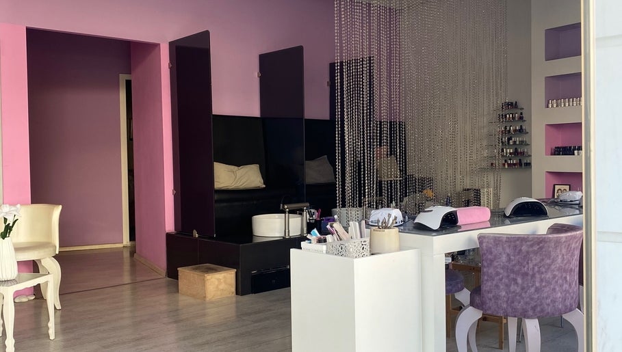 Εσωτερικό Twins beauty salon με κομψό σχεδιασμό και απαλή φωτεινότητα στο Ηράκλειο, GR.