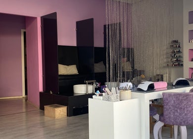 Εσωτερικό Twins beauty salon με κομψό σχεδιασμό και απαλή φωτεινότητα στο Ηράκλειο, GR.
