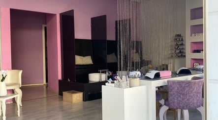 Εσωτερικό Twins beauty salon με κομψό σχεδιασμό και απαλή φωτεινότητα στο Ηράκλειο, GR.